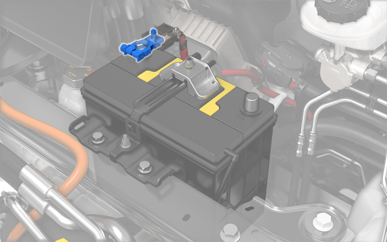 低压铅酸电池近距离图像，正极 (+) 端子线夹突出显示